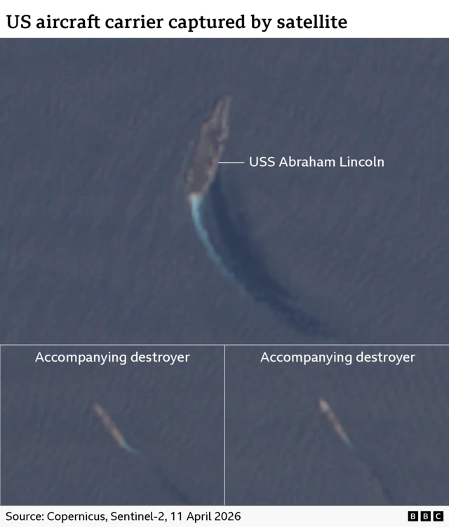 Një grafik i BBC Verify që tregon imazhe satelitore (nga lart në drejtim të akrepave të orës) të USS Abraham Lincoln dhe dy shkatërruesve të paidentifikuar shoqërues.