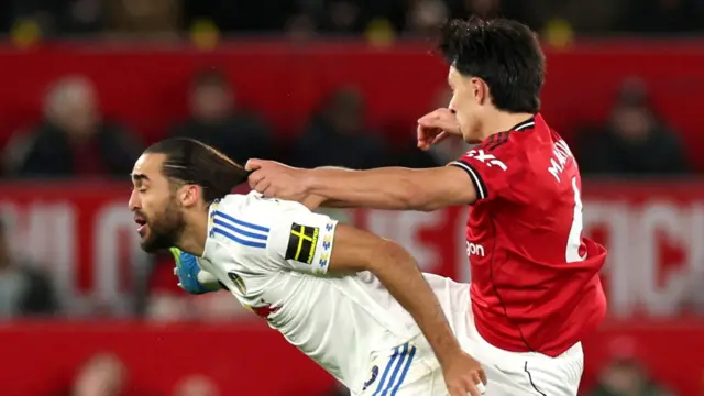 Lisandro Martinez pulls Dominic Calvert-Lewin's hair