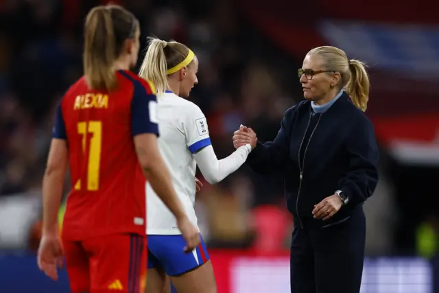 Wiegman and Kelly shakes hands