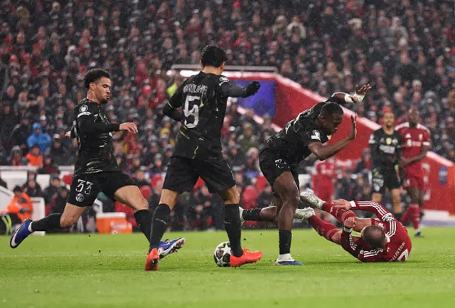 Alexis Mac Allister of Liverpool is fouled by Willian Pacho