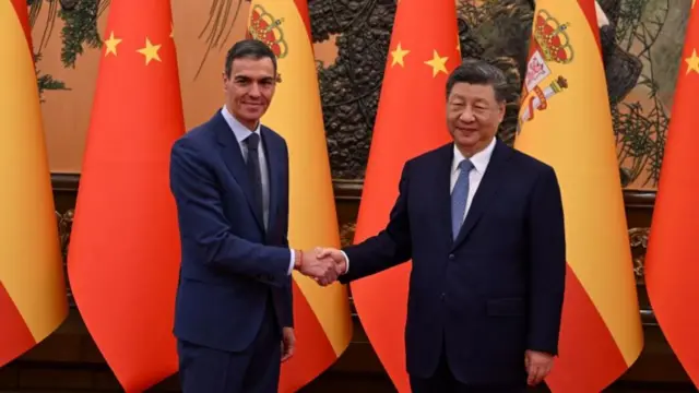 Spanish Prime Minister Pedro Sánchez and China's President Xi shake hands