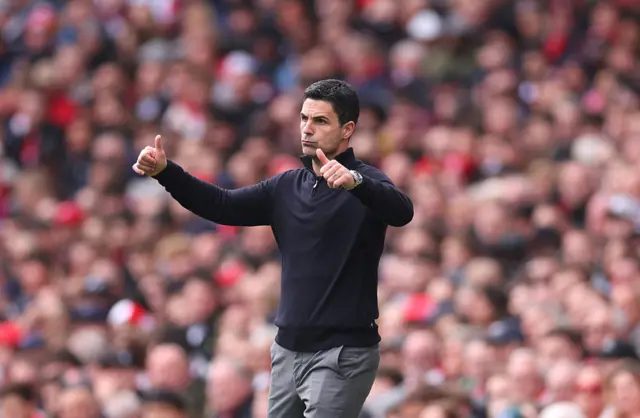 Mikel Artetta doing thumbs up