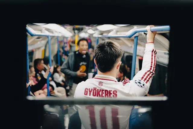 Fan wears Gyokeres shirt on the tube