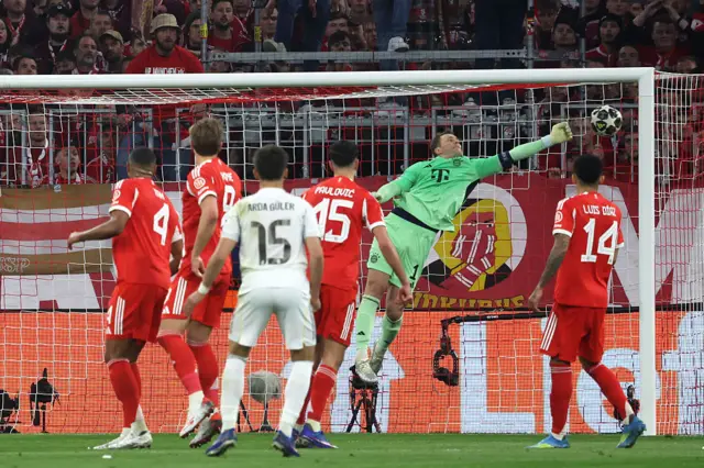 Arsenal's Swedish striker #14 Viktor Gyokeres shoots but fails to score