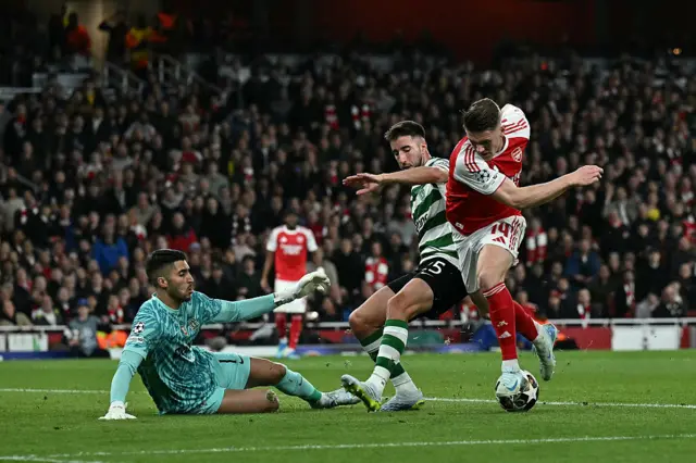 Arsenal's Swedish striker #14 Viktor Gyokeres shoots but fails to score