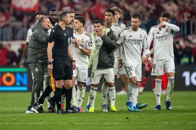 Players of Real argue with Referee Slavko Vincic