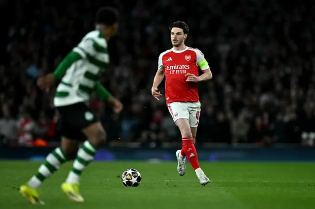 Arsenal's English midfielder #41 Declan Rice runs with the ball