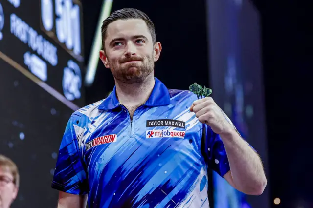 Luke Humphries celebrates beating Gian van Veen