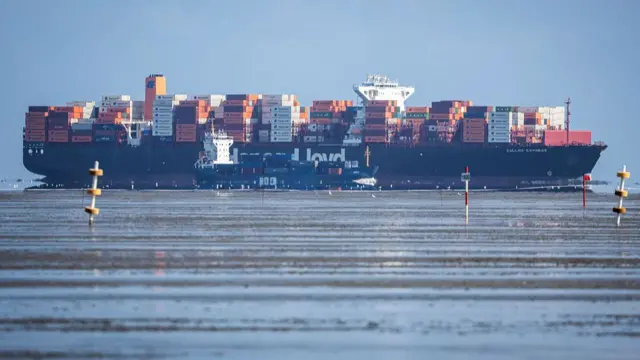 A Hapag-Lloyd ship carrying many shipping containers