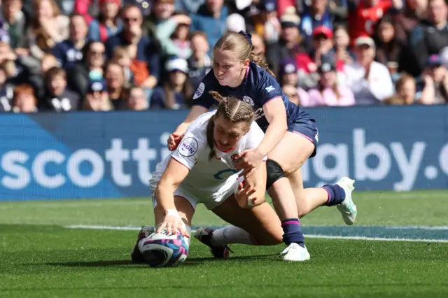 Emma Sing scoring a try