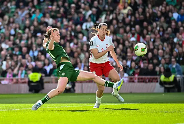 Emily Murphy hits crossbar
