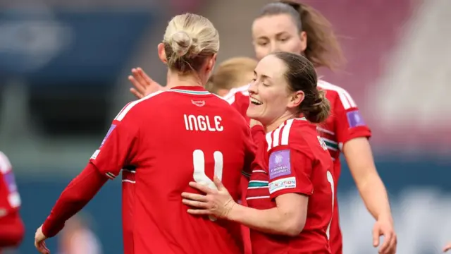 Sophie Ingle with teammates