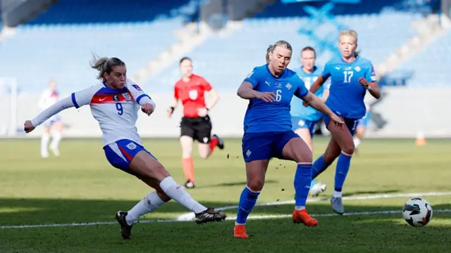 Alessia Russo strikes the ball