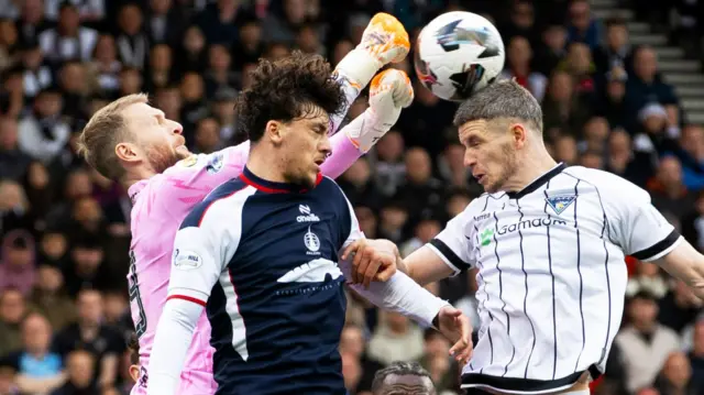 Falkirk and Dunfermline Athletic players