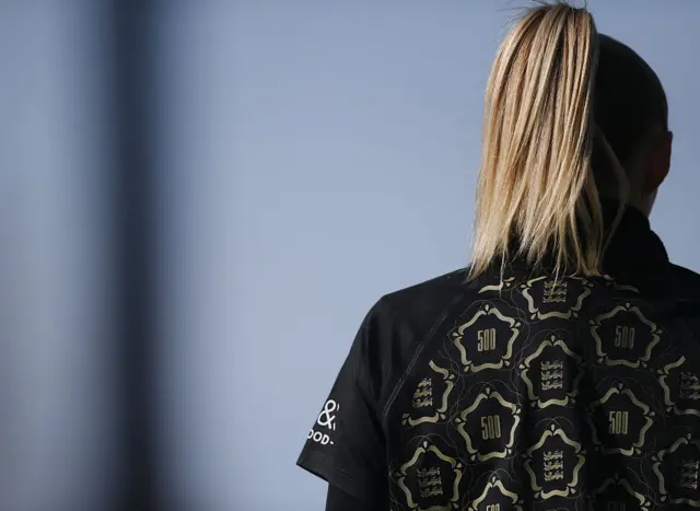 A look from behind at the black 500 warm-up shirtq