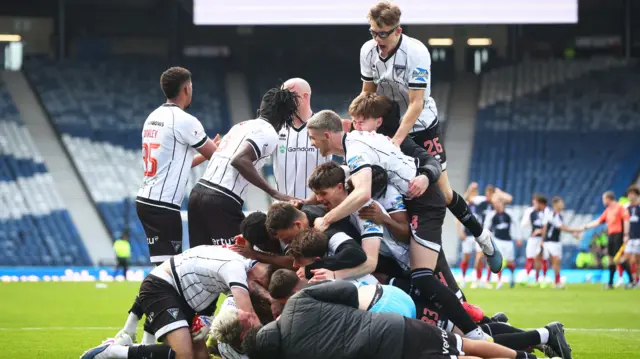Dunfermline celebrate