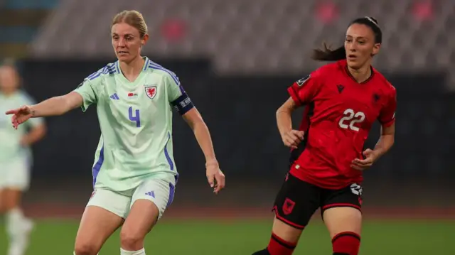 Ingle and Metalla call for the ball