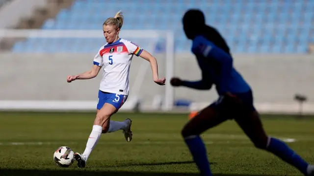 Leah Williamson plays the ball