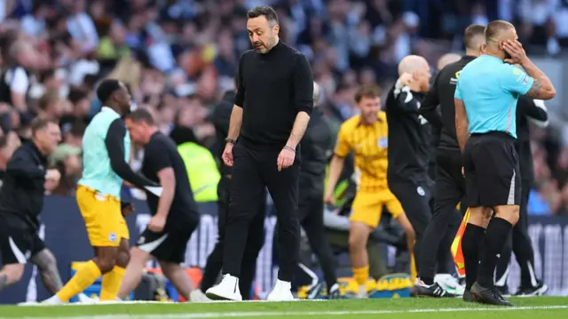 Roberto De Zerbi looks dejected