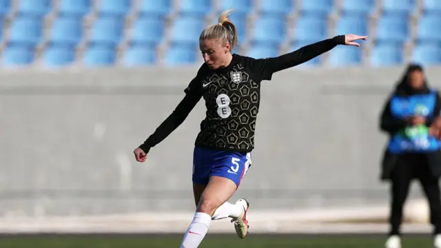 Leah Williamson warms up