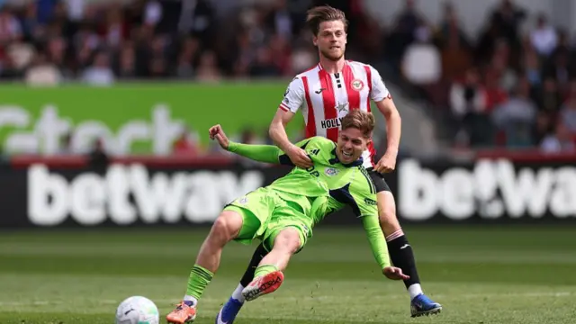 Emile Smith Rowe of Fulham is challenged by Mathias Jensen