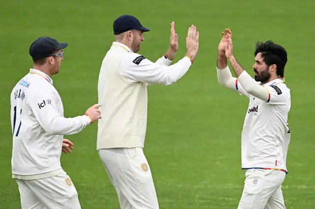 Shane Snater high fiving Essex teammates