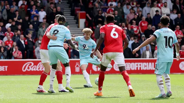 Zian Flemming of Burnley scores his team's first goal