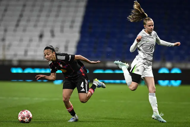 Selma Bacha (L) fights for the ball with VfL Wolfsburg's German forward #25 Vivien Endemann (R)