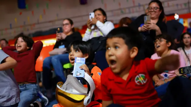 Children in Mexico react to a live broadcast of the Artemis II launch
