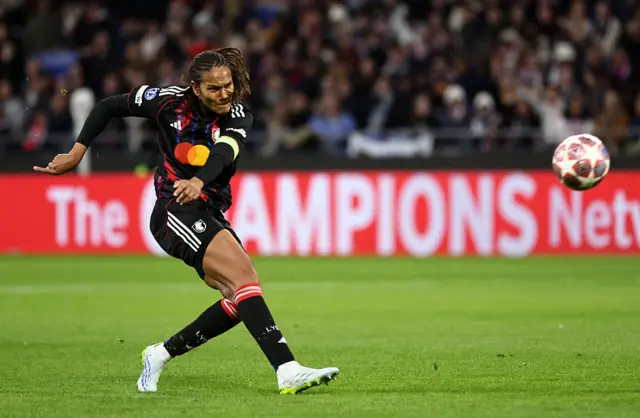 Wendie Renard shoots
