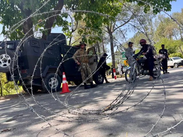 Arame farpado em posto de controle de segurança em Islamabad