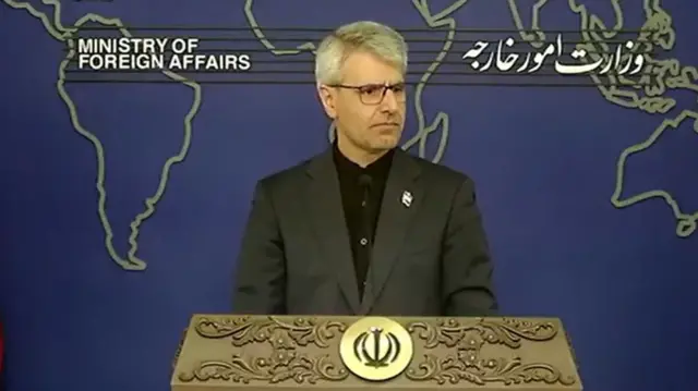 Esmaeil Baqaei, porta-voz do Ministério das Relações Exteriores do Irã, em uma coletiva de imprensa no Irã.