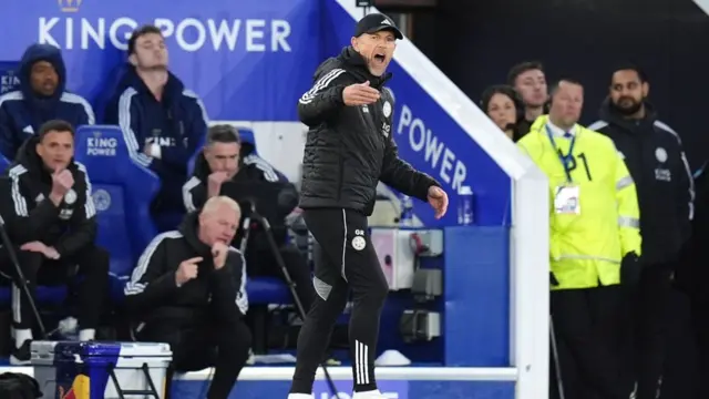 Leicester boss Gary Rowett tries to rally his team