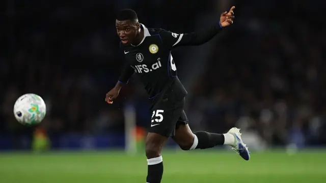 Moises Caicedo plays the ball