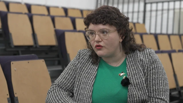 Tessa Marshall fydd cynrychiolydd y Blaid Werdd ar y panel heno.