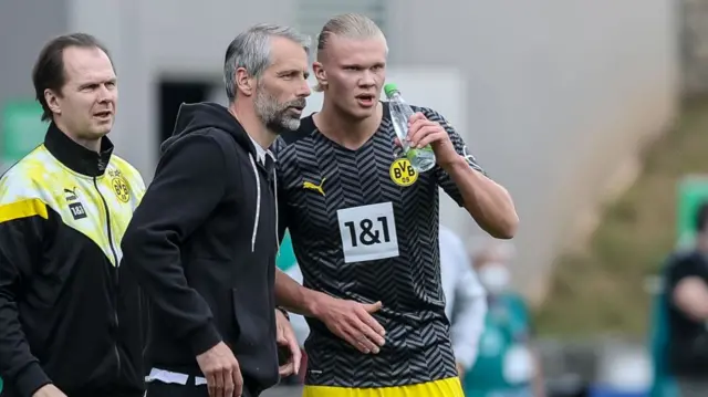 head coach Marco Rose of Borussia Dortmund and Erling Haaland of Borussia Dortmund to discuss