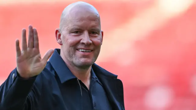 Henrik Pedersen waving