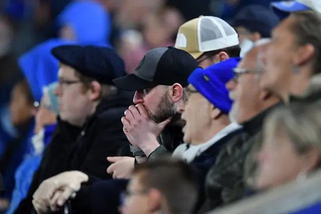 تشاهد جماهير ليستر سيتي المباراة خلال المباراة أمام هال سيتي مساء الثلاثاء