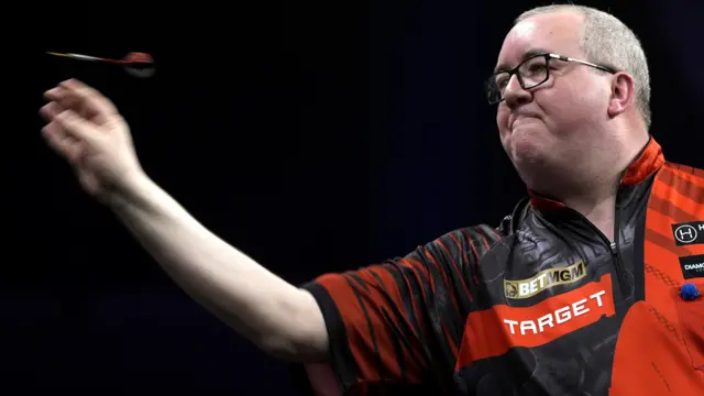 Stephen Bunting throws a dart