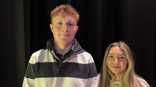 Sami a Beca sy'n fyfyrwyr ym Mhrifysgol Caerdydd