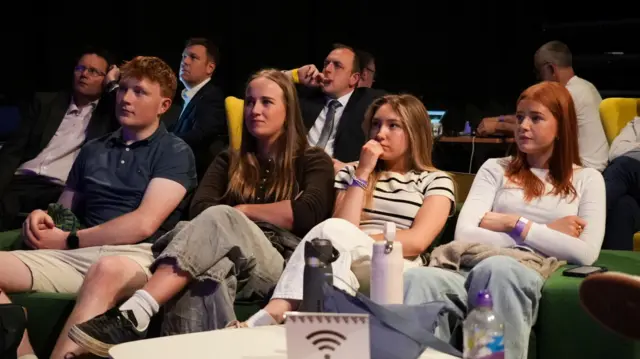 Rhai o fyfyrwyr JOMEC, Prifysgol Caerdydd sy'n bresennol heno