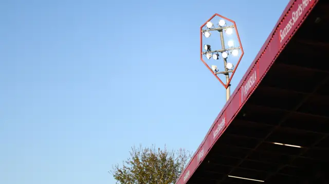 A floodlight with blue skies behind it at Peninsula Stadium before kick-off
