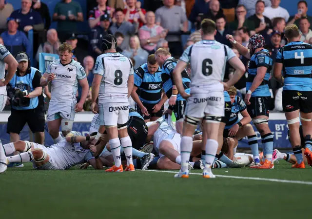 Dan Edwards scores for Ospreys