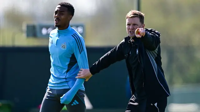 Eddie Howe gives Joe Willock instructions