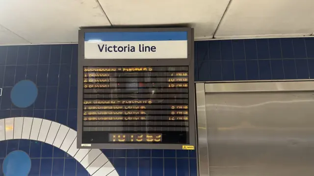 Board showing train departure times for the Victoria line