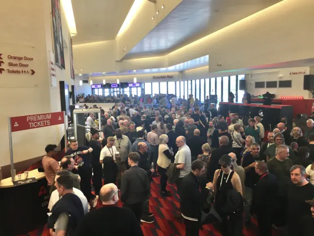 Crucible foyer