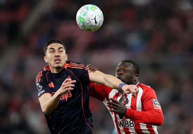 Cunha and Brobbey tussle for the ball