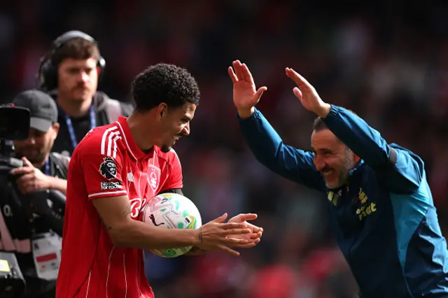 Morgan Gibbs-White of Nottingham Forest celebrates with Manager Vítor Pereira
