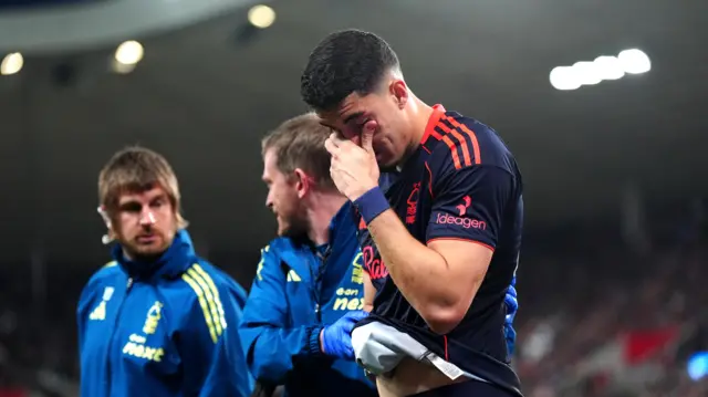 Cunha comes off with his arm supported by his shirt
