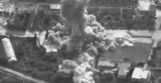 Një pamje e ekranit nga një video me dron të IDF-së që tregon renë e tymit menjëherë pas një sulmi ajror.